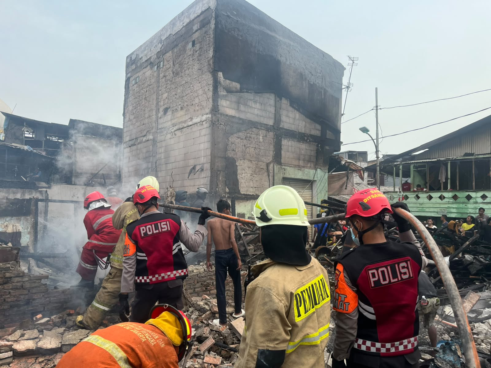 Polda Metro Jaya Buka Dapur Lapangan untuk Warga Terdampak Kebakaran Kampung Muka