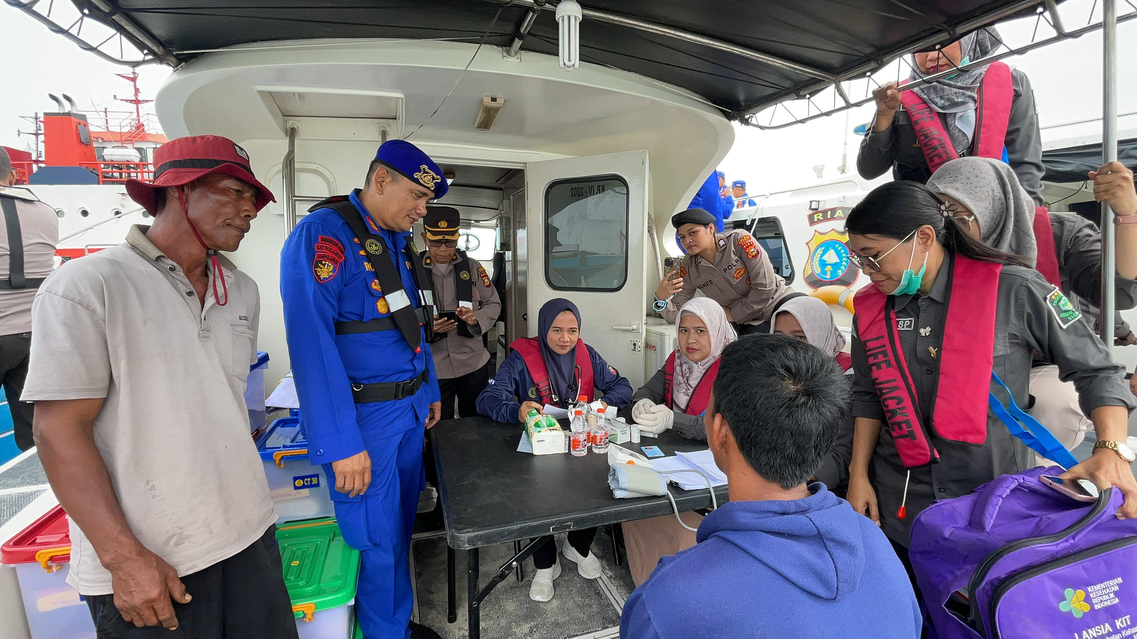 Dalam Rangka Hari Bhayangkara, Polres Dumai Layani Kesehatan Masyarakat di Atas Kapal