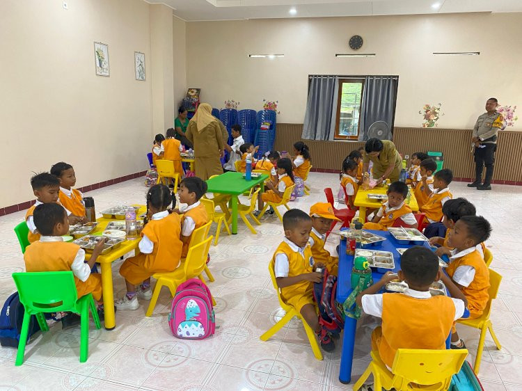 Jangkau Ribuan Anak di Kupang: Kapolda NTT Jamin Kualitas dan Keamanan Pangan SPPG Polri