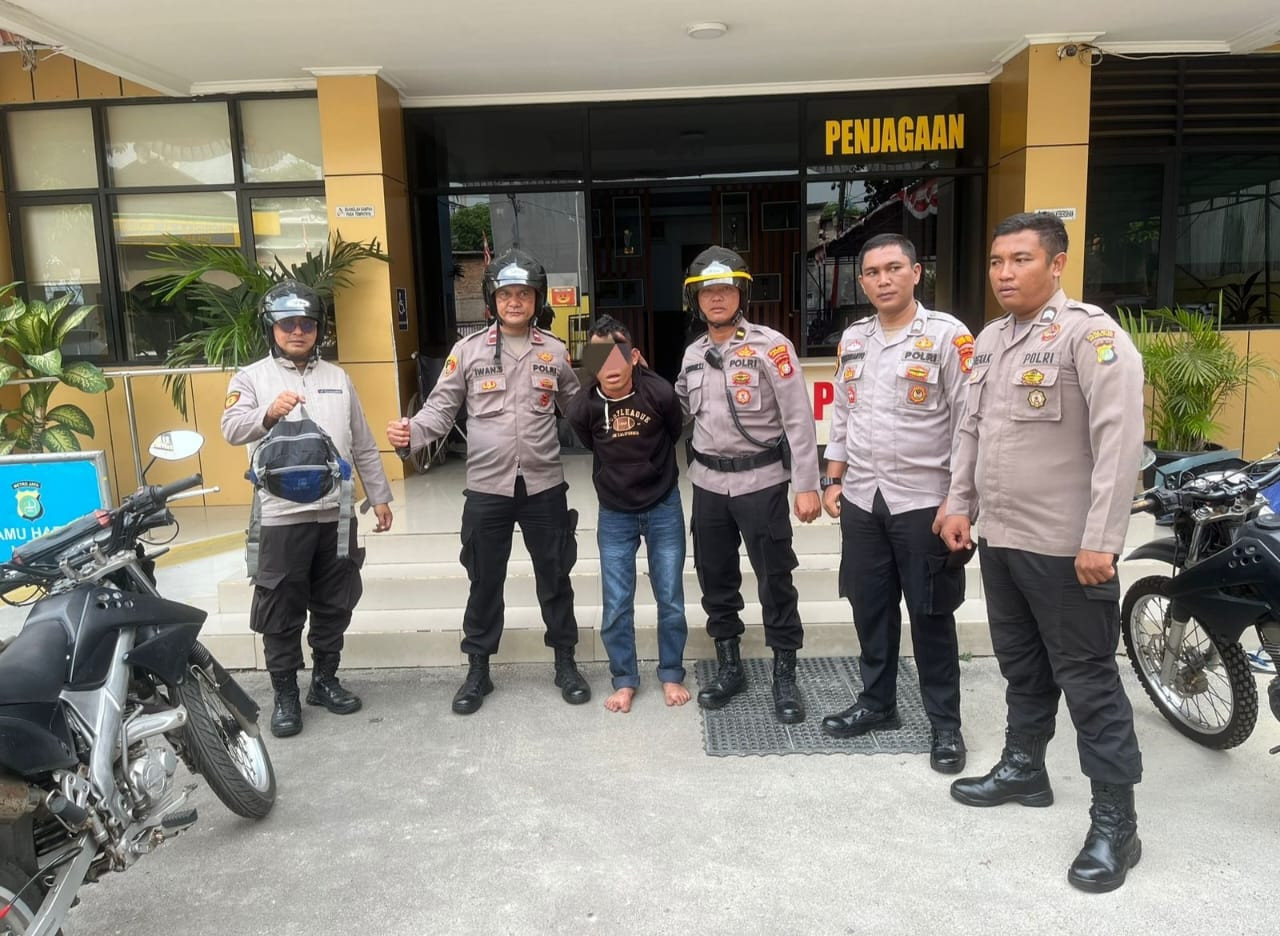 Respon Cepat Aduan Warga, Unit Patroli Johar Baru Tangkap Pria Bersenjata Tajam