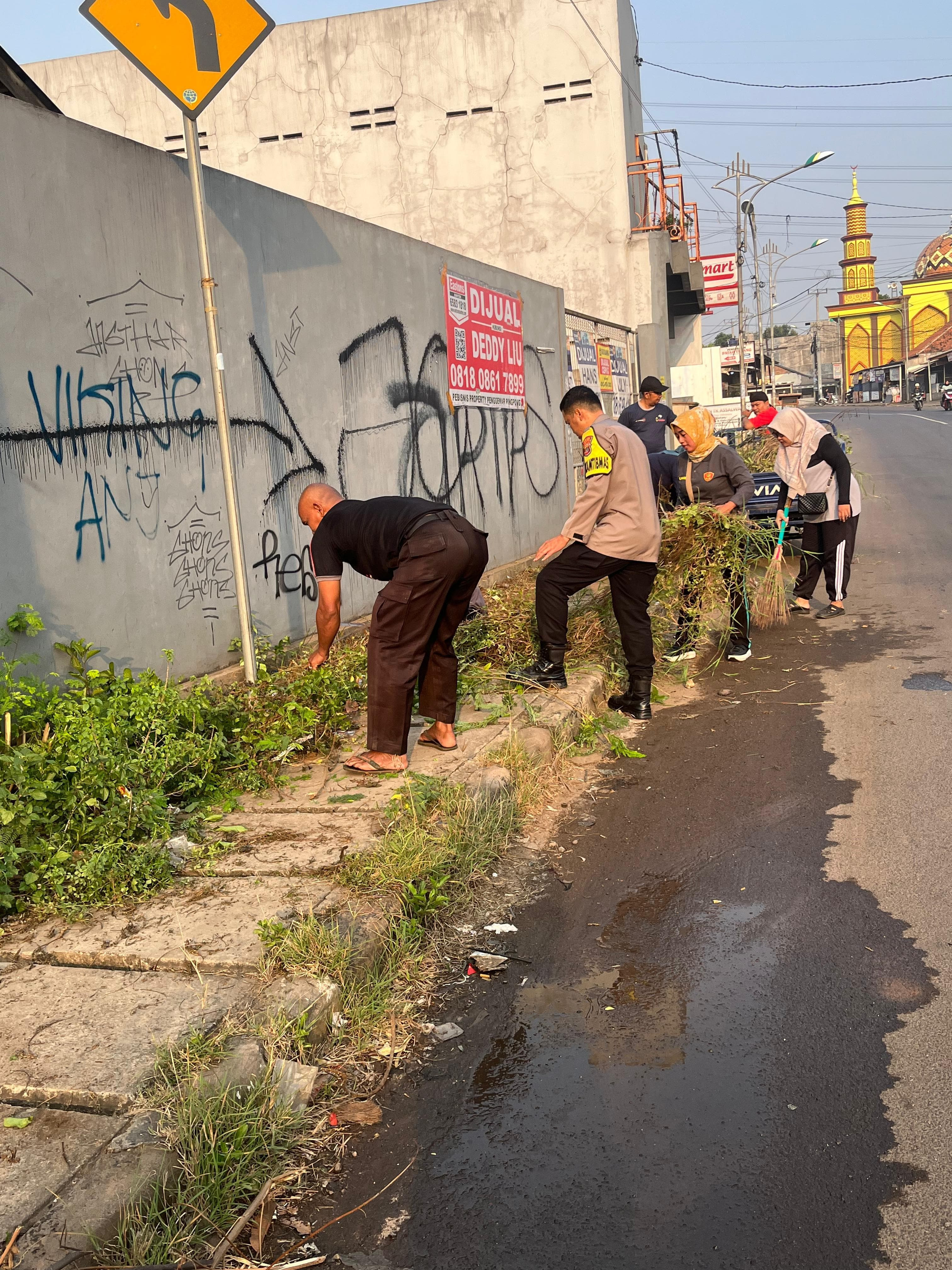 Bhabinkamtibmas Kelurahan Cikiwul Laksanakan Kerja Bakti (K3) di Kelurahan Cikiwul