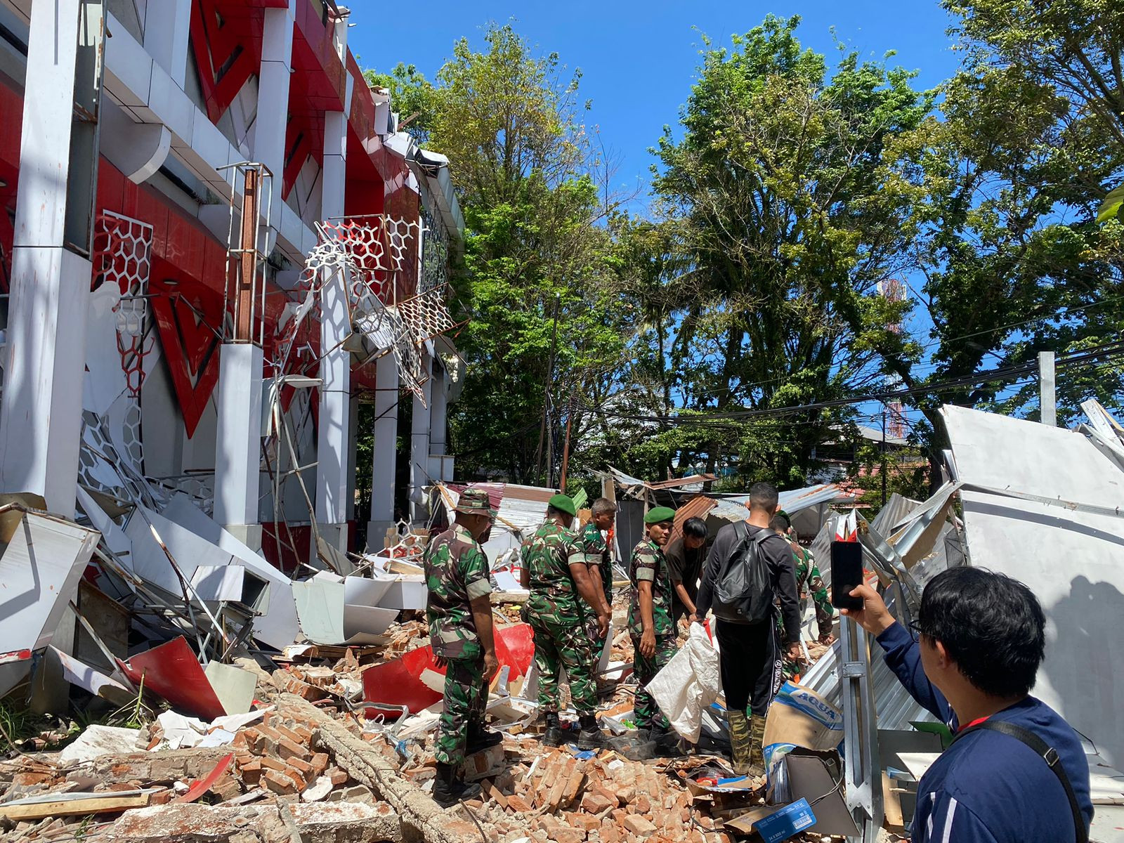 Reaksi Cepat Prajurit TNI Tangani Dampak Gempa M 7,6 di Sulawesi Utara