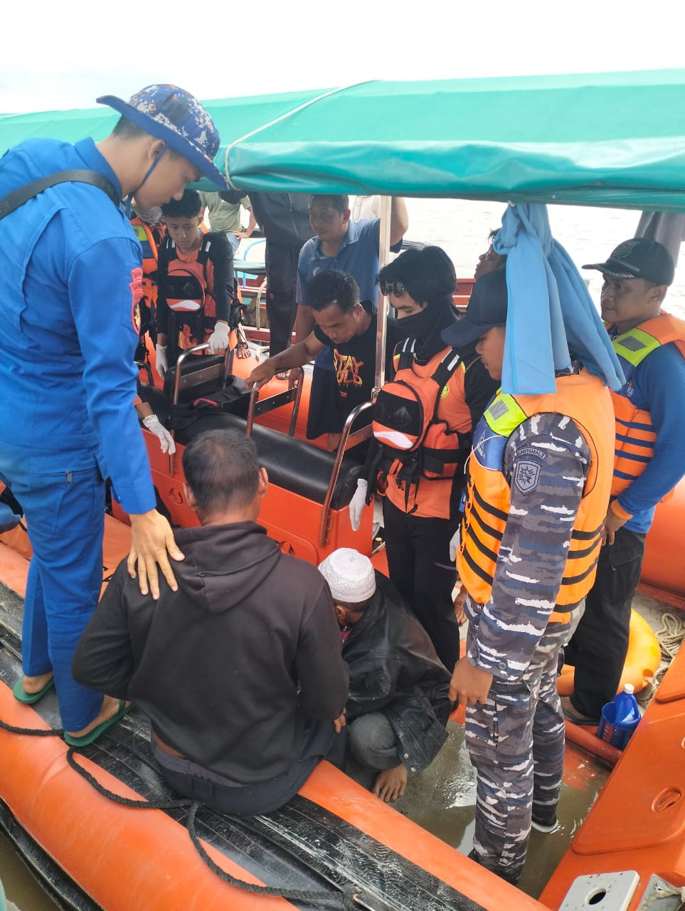 Sinergi Pos TNI Angkatan Laut Tanjung Datuk Bersama Tim SAR Gabungan Berhasil Temukan Korban Kecelakaan Laut di Perairan Tras Jaya