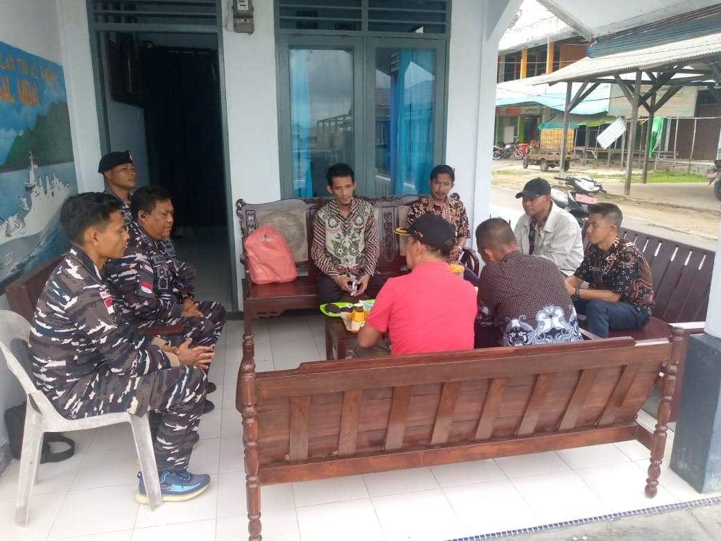 Jalin Sinergi, Pos TNI AL Midai Laksanakan Komunikasi Sosial Maritim Bersama Kepala Desa Sepulau Midai