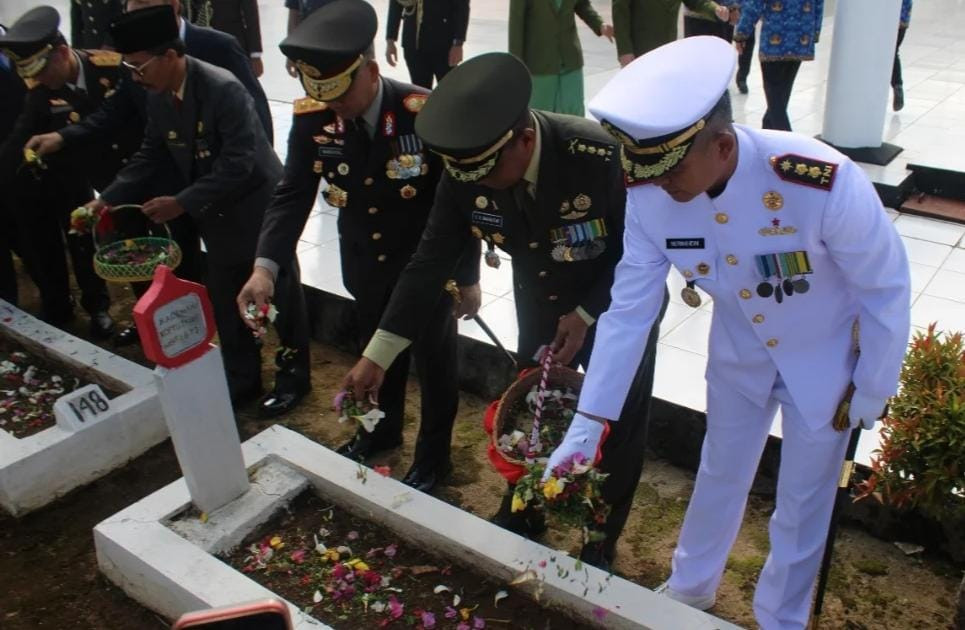Sambut HUT Ke-80 TNI Tahun 2025, Danlanal Bengkulu Hadiri Ziarah Nasional di TMP Balai Buntar