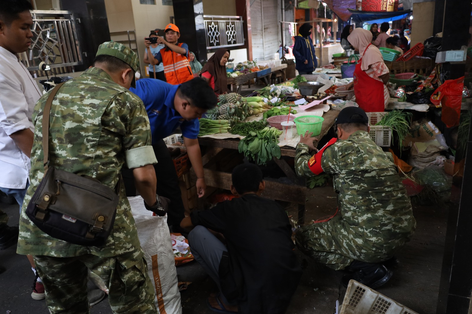 Kodim 0502/JU Gelar Karya Bakti Bedah Rumah dan Bersihkan Pasar Sungai Bambu