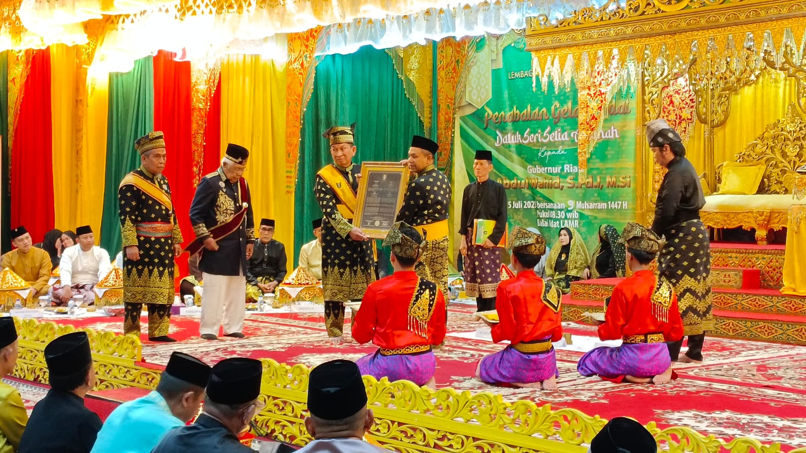 Wujud Sinergi dan Keselarasan Budaya, Danlanal Dumai Hadiri Upacara Penabalan Gelar Adat Datuk Seri Setia Amanah Kepada Gunernur Riau