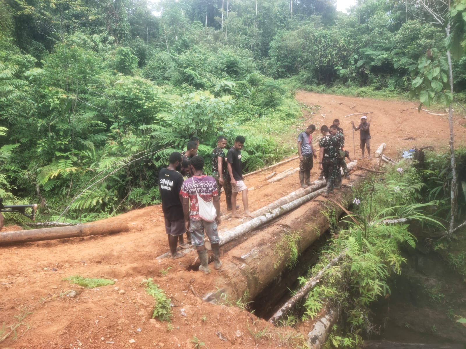 Satgas Yonif 126/KC Bersama Warga Gotong Royong Perbaiki Jembatan Menuju Kampung Wametkapa