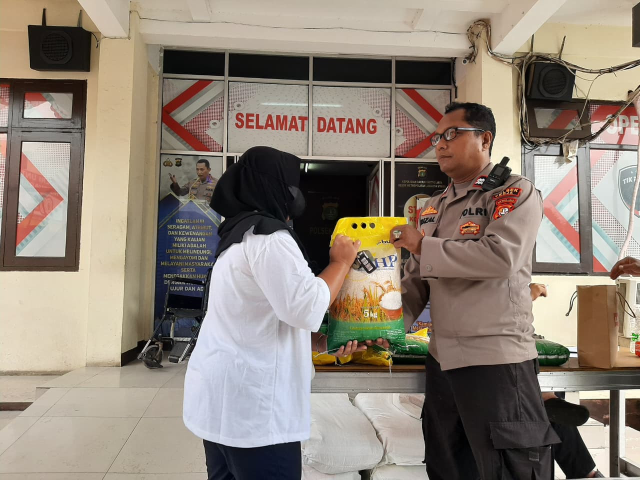 Polsek Koja Gelar Gerakan Pangan Murah, Warga Senang Dapat Beras SPHP Murah Harga Terjangkau