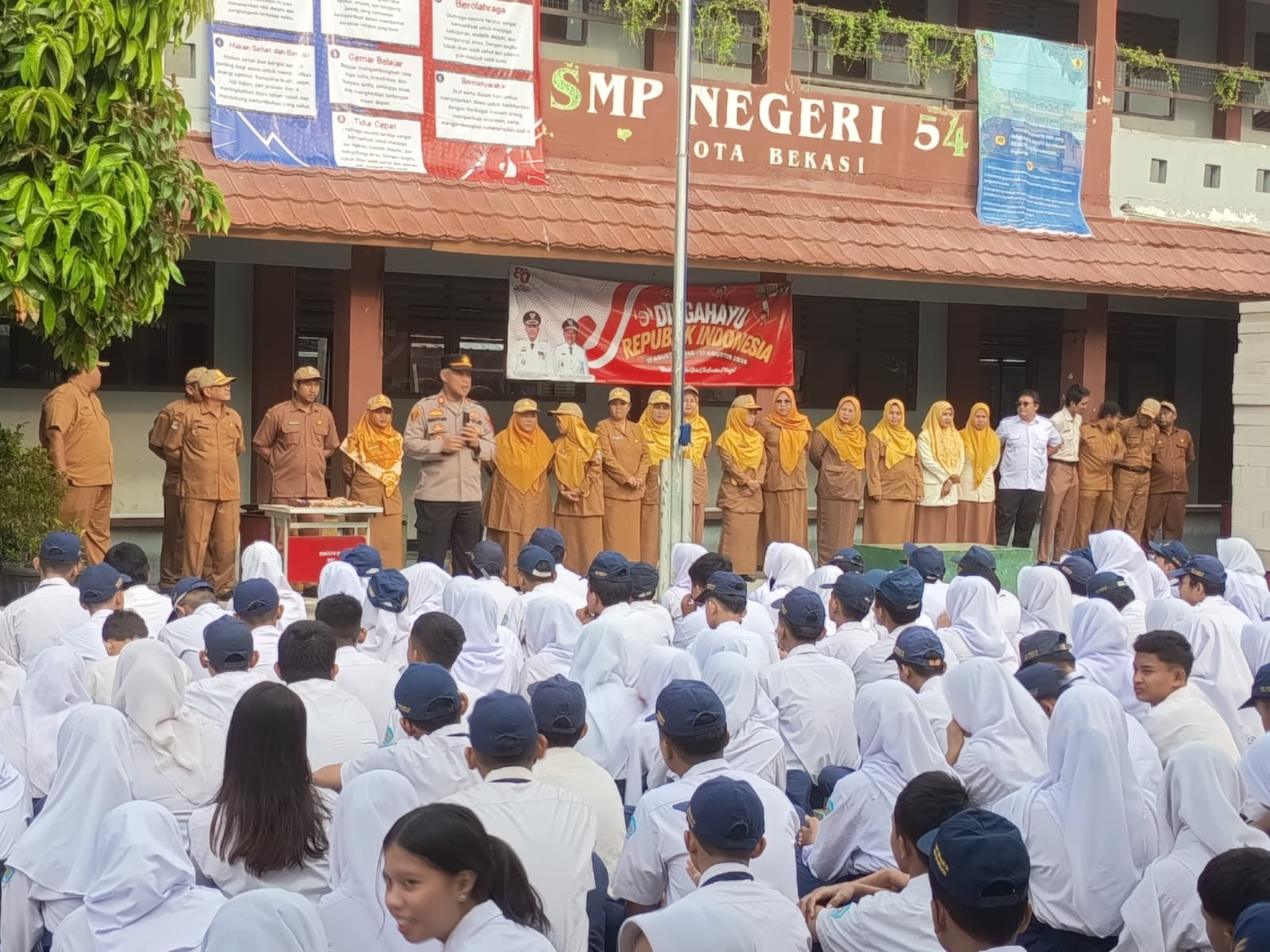 Polri Goes To School: Kapolsek Bekasi Barat Berikan Pembinaan dan Penyuluhan di SMPN 54 Kota Bekasi