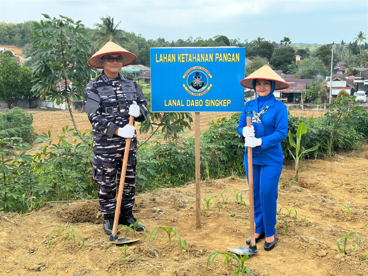 Dukung Ketahanan Pangan, Pangkalan TNI AL Dabo Singkep Laksanakan Penanaman Bibit Jagung, Terong, Kacang Panjang, dan Jagung