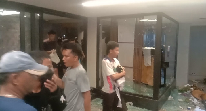 Rumah Anggota DPR RI Ahmad Sahroni Digeruduk Massa
