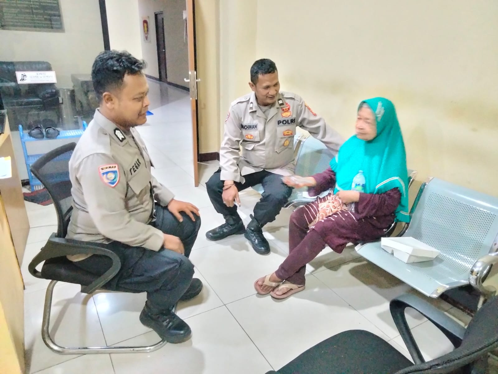 Polisi Antar Lansia Pikun Pulang: Wujud Kepedulian Polsek Kawasan Kali Baru terhadap Warga
