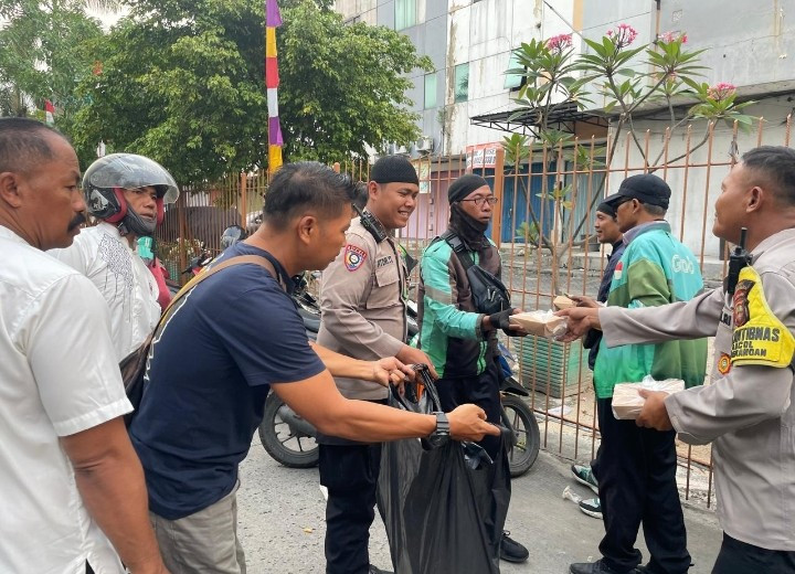 Polsek Pademangan Gelar “Jumat Berkah”, Bagikan Nasi Kotak untuk Warga dan Ojek Online