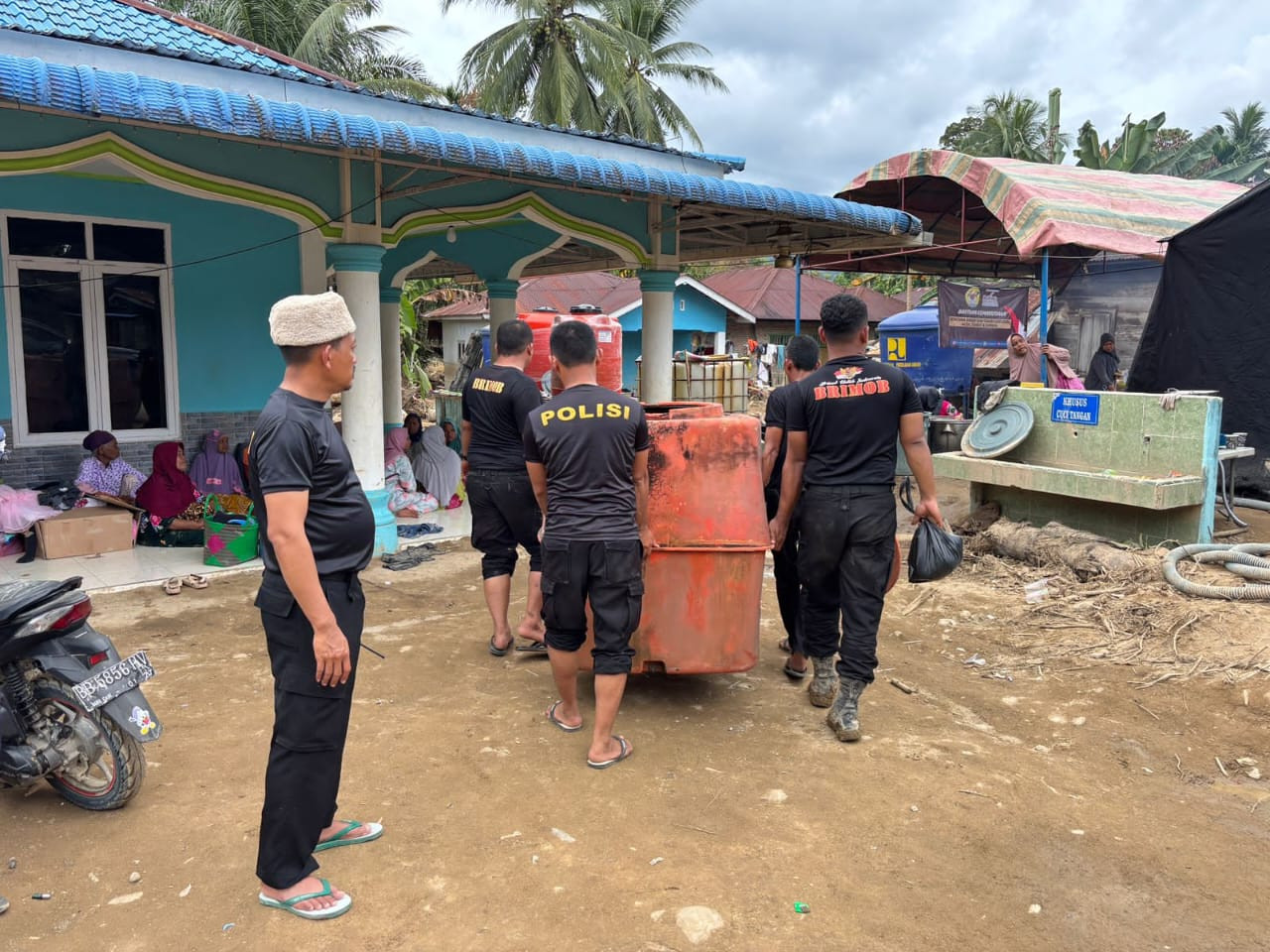 Dapur Umum dan Layanan Kesehatan Posko Brimob Polda Sumut Jadi Andalan Warga Terdampak Banjir di Batang Toru