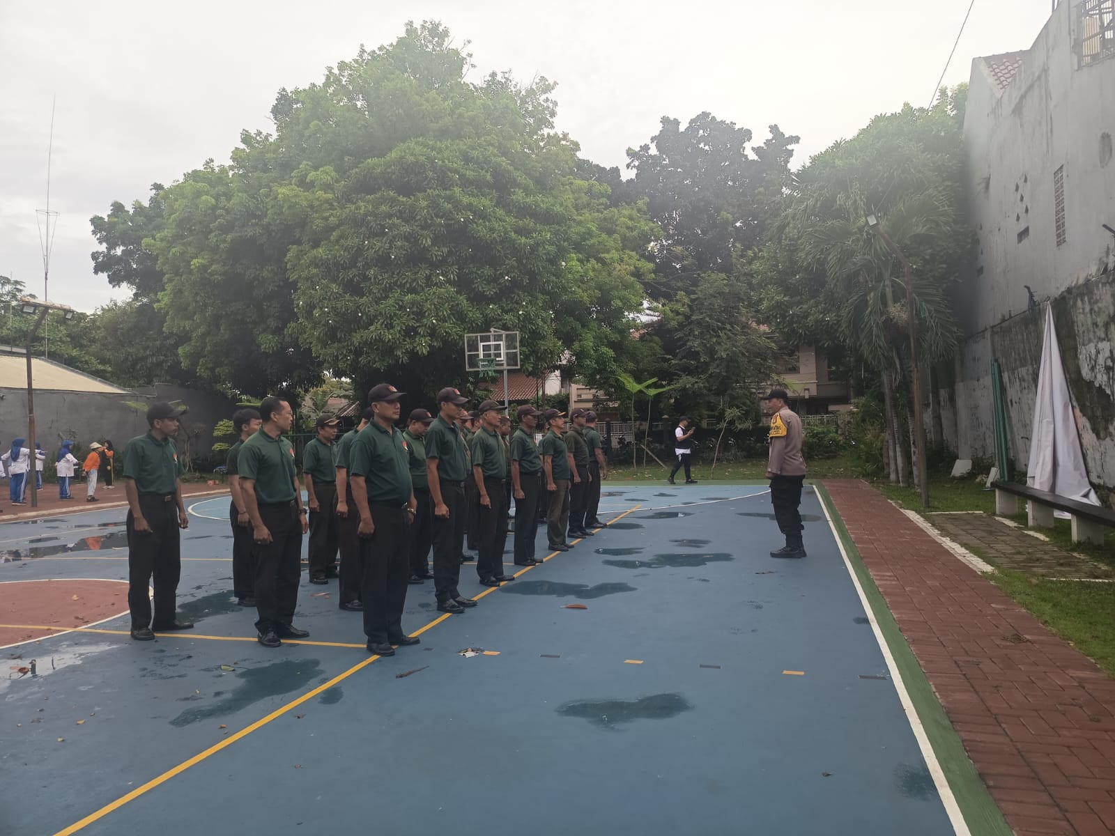 Bhabinkamtibmas Jakasampurna Tingkatkan Kemampuan Petugas Keamanan Lingkungan RW.06A