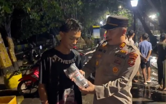 Polsek Kepulauan Seribu Selatan Gelar “Night Run Tidung Island” untuk Generasi Muda, Meski Diguyur Hujan Peserta Tetap Antusias