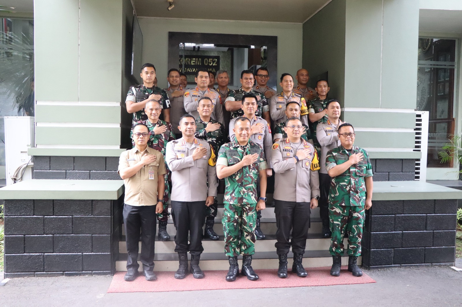 Wakapolres Kepulauan Seribu Hadiri Silaturahmi Danrem 052/Wijayakrama, Perkuat Sinergitas TNI-Polri Jaga Kamtibmas