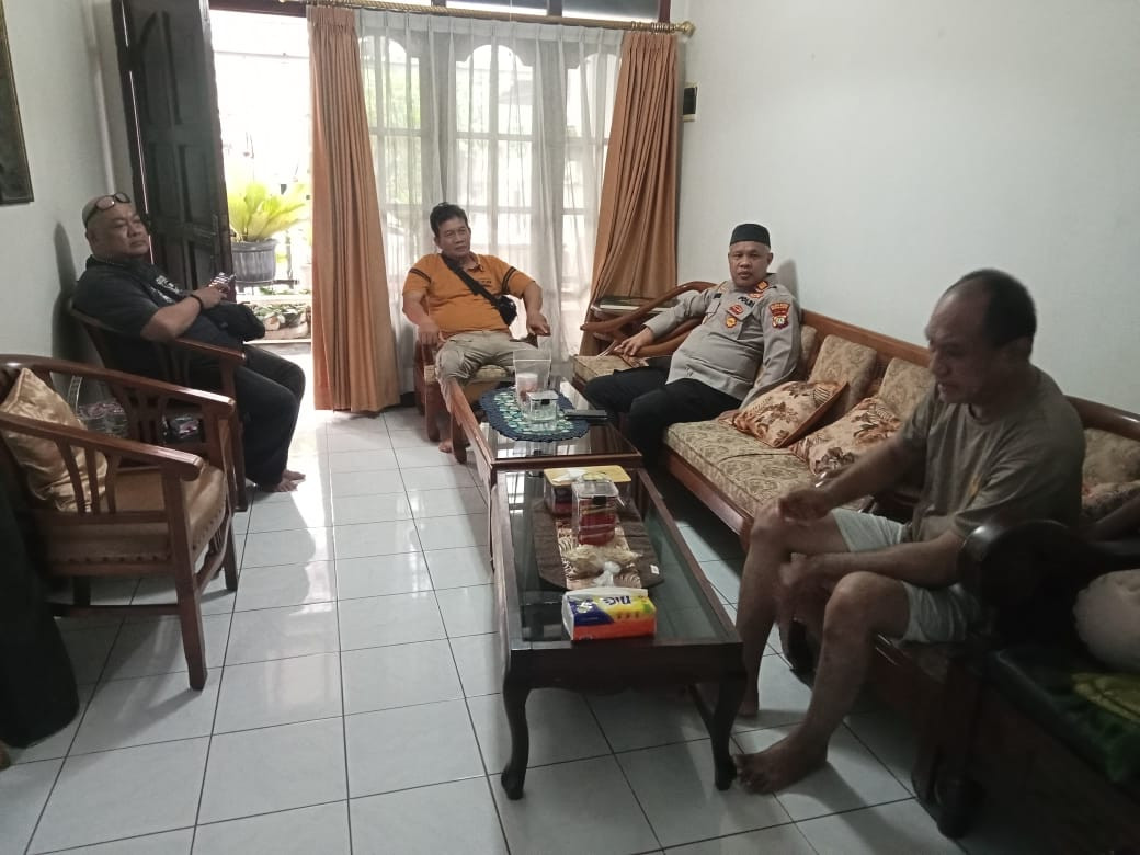 Kapolsek Bekasi Barat Kunjungi Anggota yang Sakit Akibat Kecelakaan Lalu Lintas