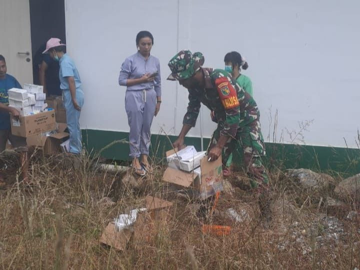 Babinsa Koramil Jila Dampingi Pemusnahan Obat-Obatan Kadaluwarsa di Puskesmas Jila