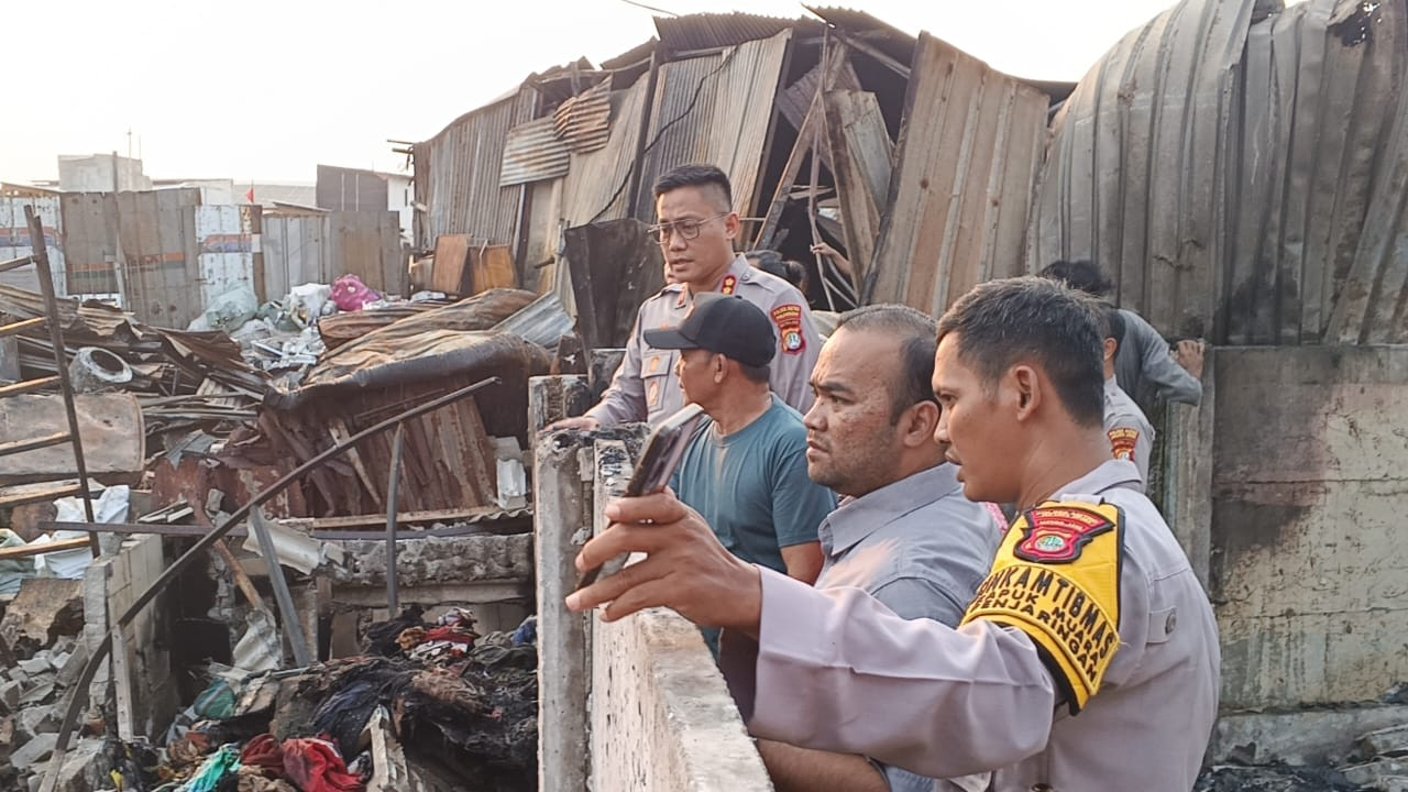 Korban Kebakaran di Kawasan Rawa Indah Terima Bantuan Polisi, Kapolsek Turun Langsung Temui Warga