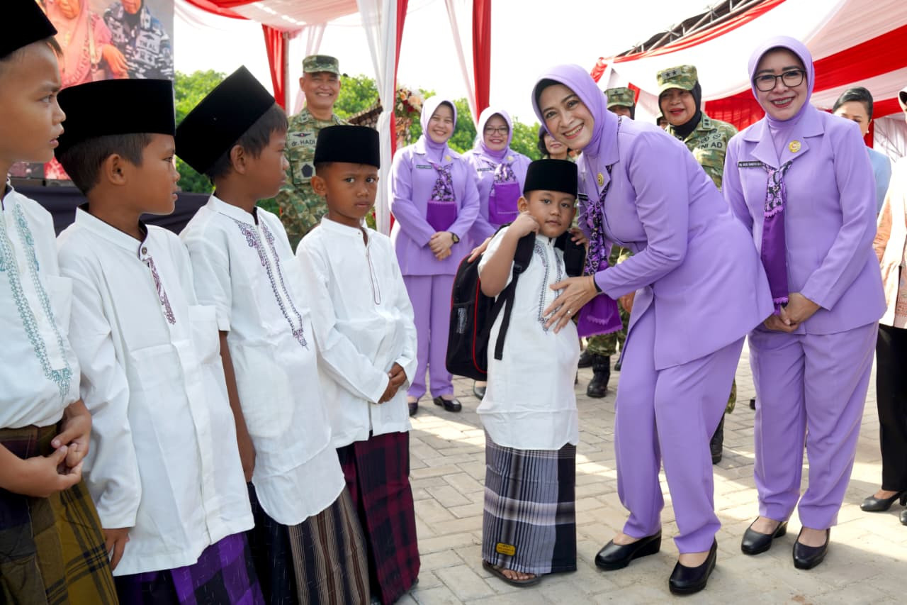 Ketua Umum Dharma Pertiwi Pimpin Kegiatan Bakti Sosial di Bekasi