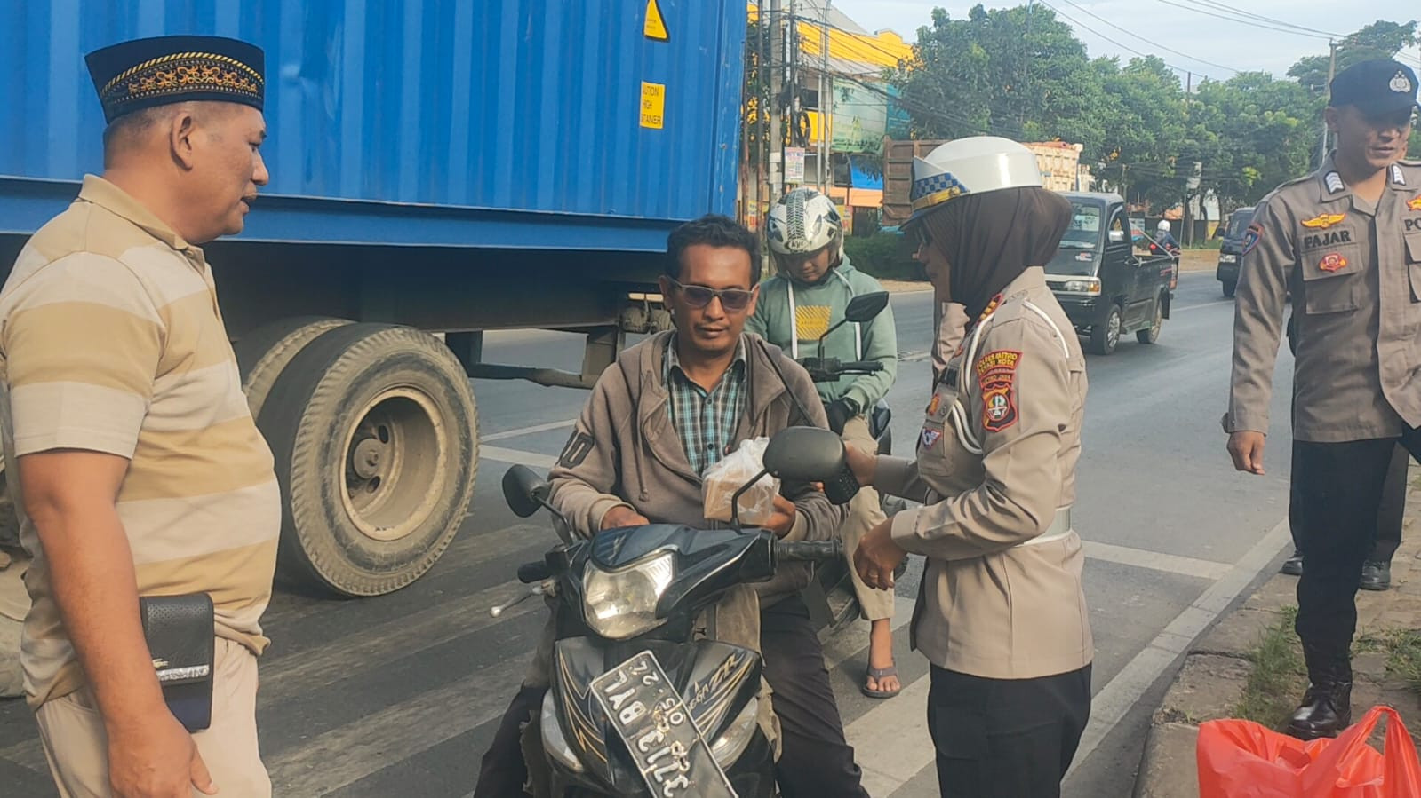Polsek Bantar Gebang Berbagi Berkah Ramadhan dengan Pembagian Takjil kepada Pengguna Jalan