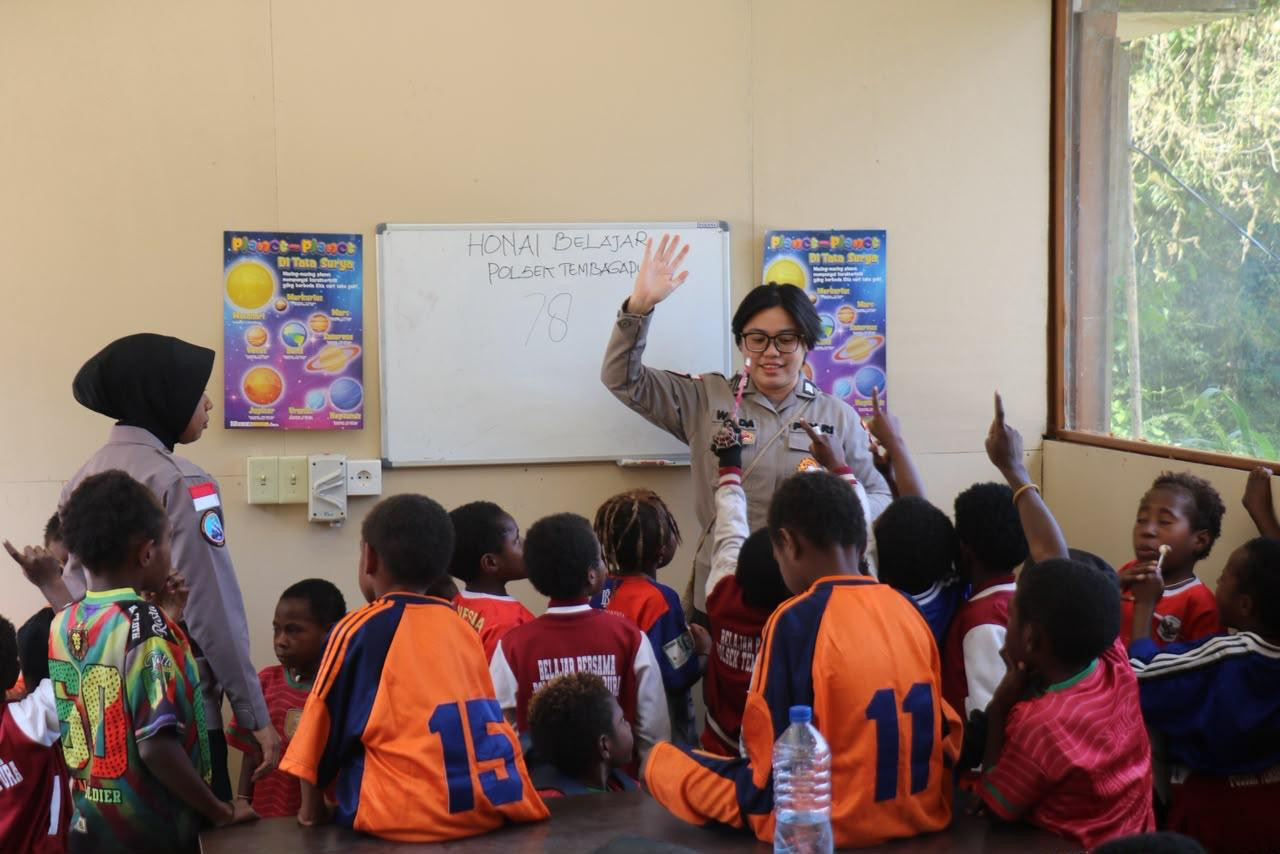 Melalui Honai Belajar, Ops Damai Cartenz Kenalkan Dunia dan Tata Surya kepada Anak-anak di Tembagapura, Timika, Papua Tengah