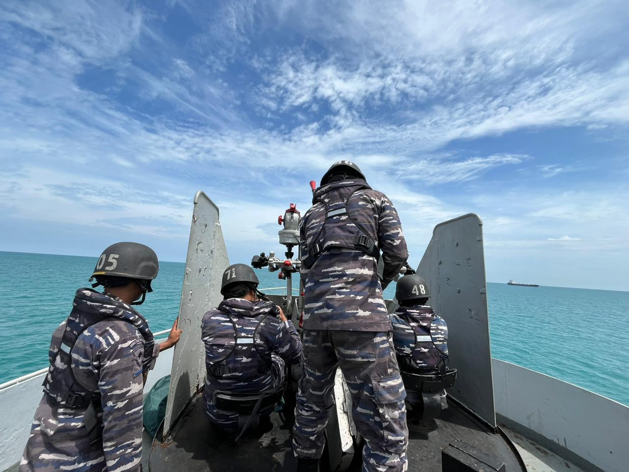 KRI Teluk Amboina-503 Latih Kesiapsiagaan Unsur Kapal Perang di Jajaran Komando Lintas Laut Militer (Kolinlamil) Agar Mampu Melaksanakan Kegiatan Tempur