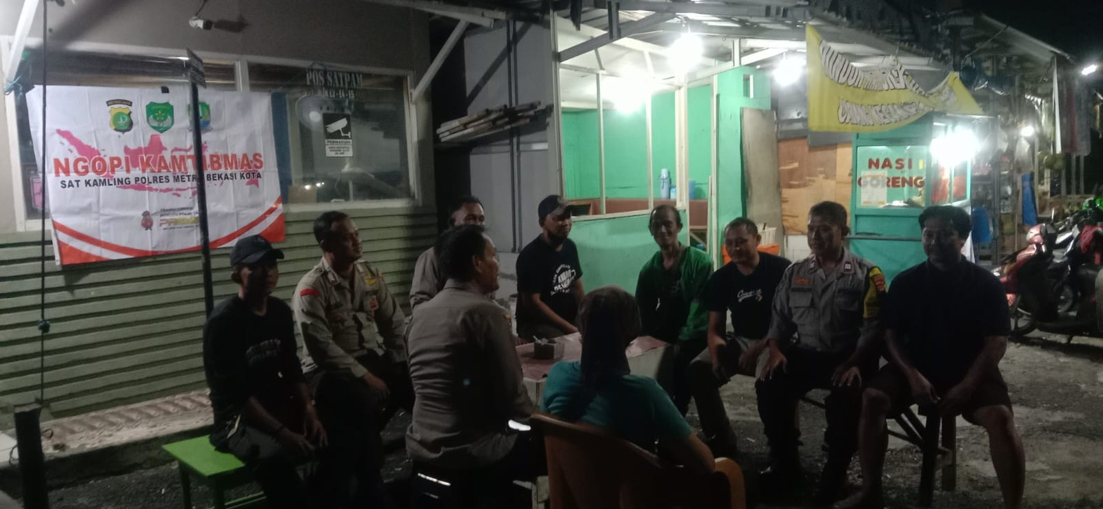 Ngopi Kamtibmas, Polsek Bekasi Selatan Jalin Kedekatan Dengan Warga di Pos Satkamling