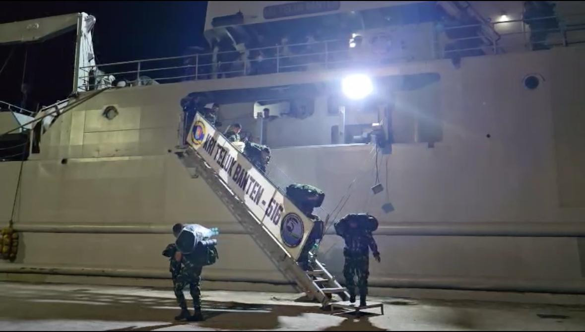 KRI Teluk Banten-516 TNI AL Laksanakan Debarkasi Personel dan Distribusi Bahan Kontak di Belawan