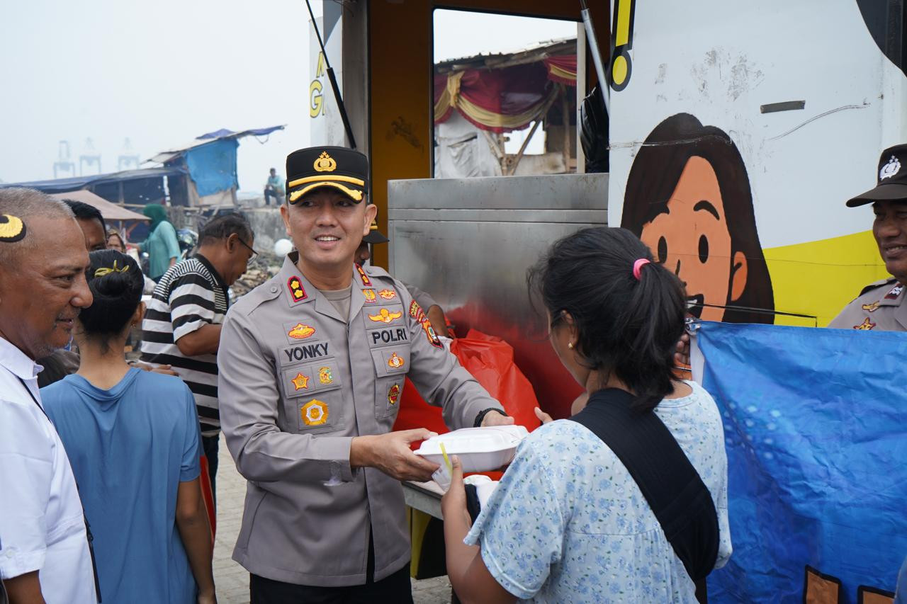 Wakapolres Metro Jakut Bagikan 250 Paket Makanan Gratis di Kampung Kerang Hijau