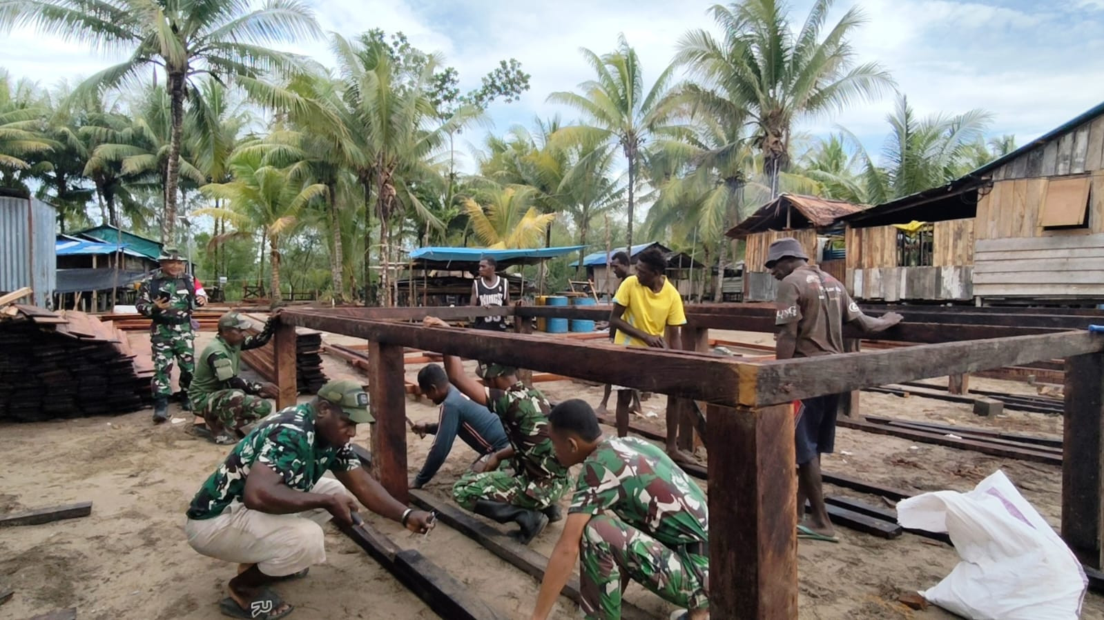 Pembangunan Rumah Terus Digenjot, Satgas TMMD Kodim 1710/Mimika Kejar Target Penyelesaian
