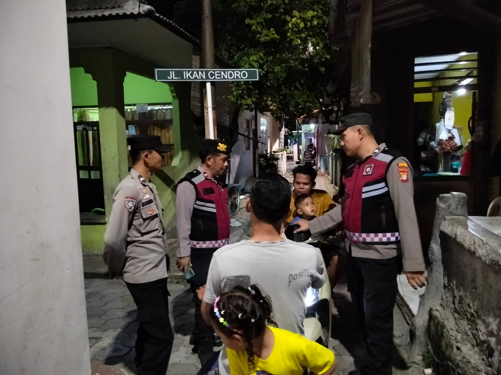 Patroli Malam Ramadhan Operasi Ketupat Jaya 2026, Polsek Kepulauan Seribu Utara Sosialisasikan Layanan 110 dan Barcode Laporan Masyarakat