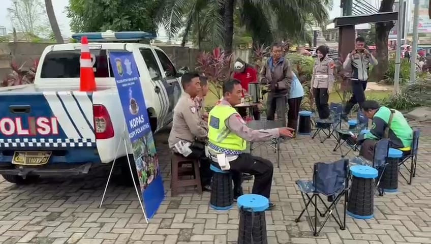 Ngopi Sambil Edukasi, Satlantas Polres Bekasi Kota Tekankan Keselamatan di Bundaran Emerald