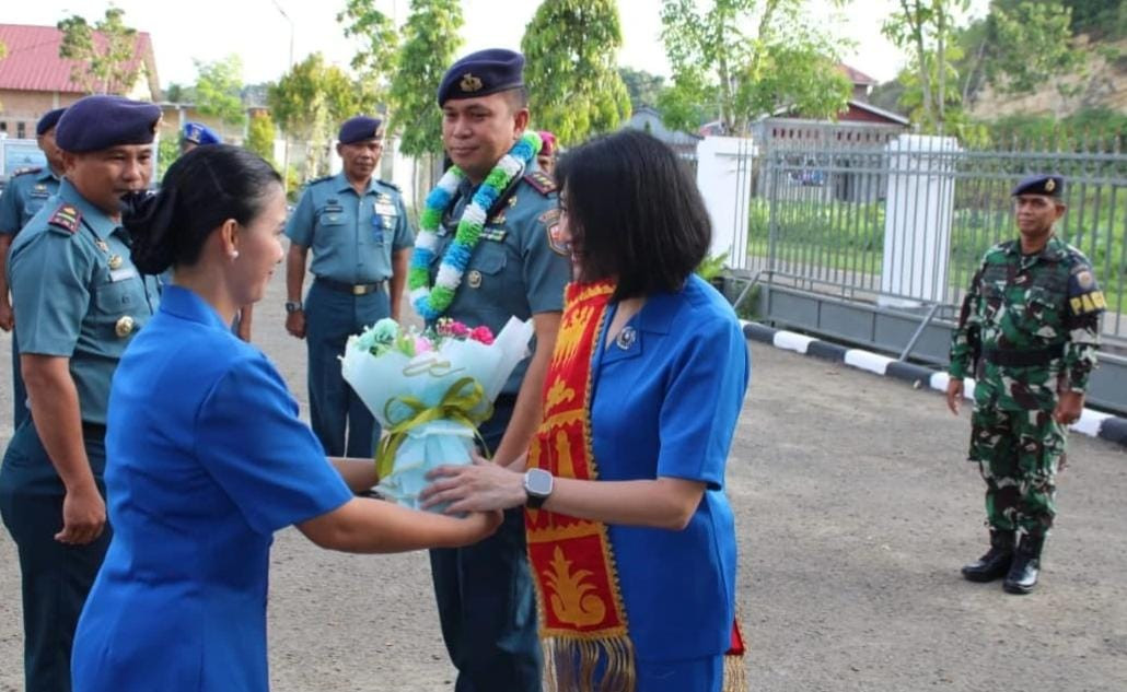 Tradisi Penyambutan Komandan Lanal Nias