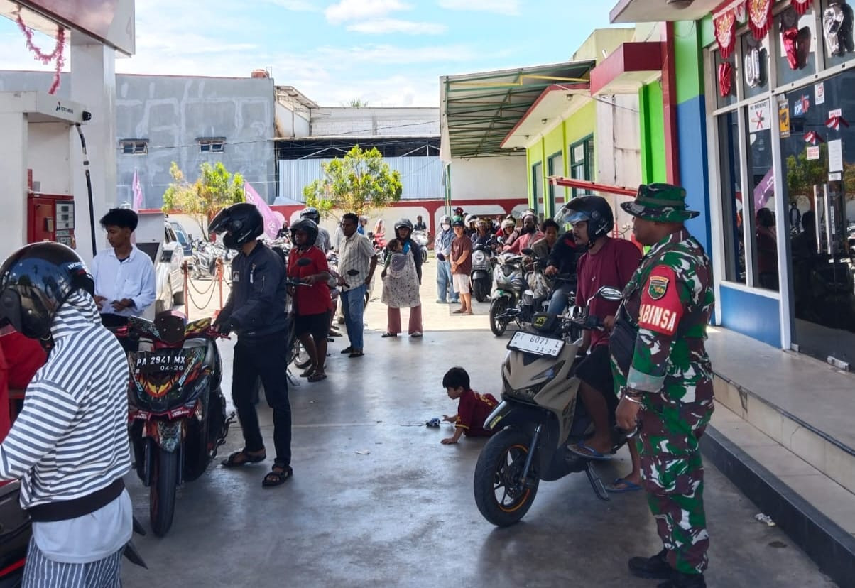 Bantu Kelancaran Operasional Saat Kelangkaan BBM, Babinsa Koramil 1710-02/Timika Bantu Tertibkan Antrian Di SPBU