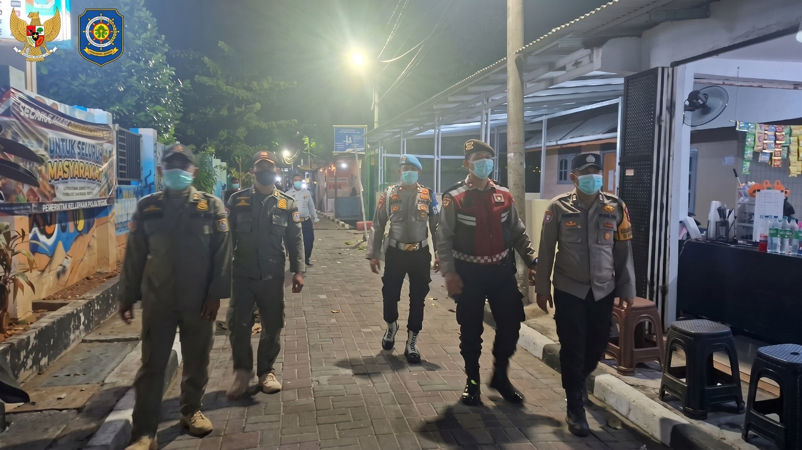 Antisipasi Abu Vulkanik Anak Krakatau, Polsek Kepulauan Seribu Selatan Bagikan Masker dan Sosialisasikan Layanan Polisi 110