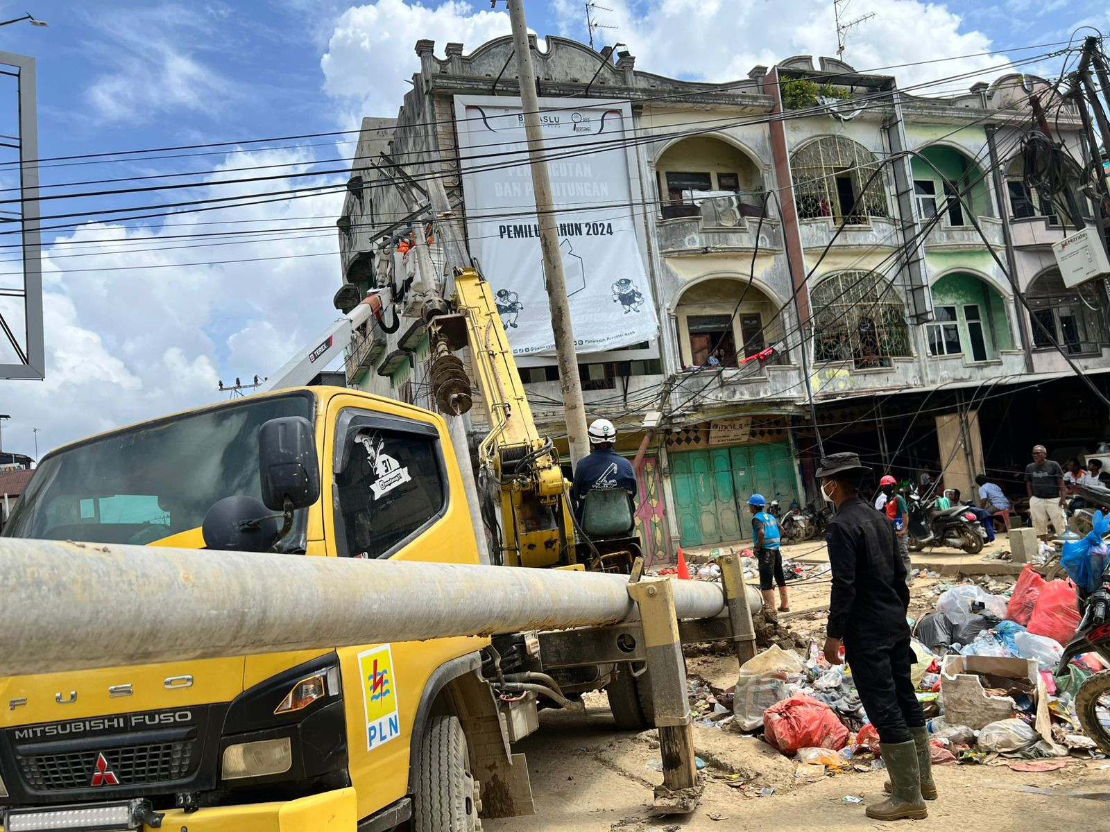 Personel Brimob Kawal Penormalan Listrik di Aceh Tamiang