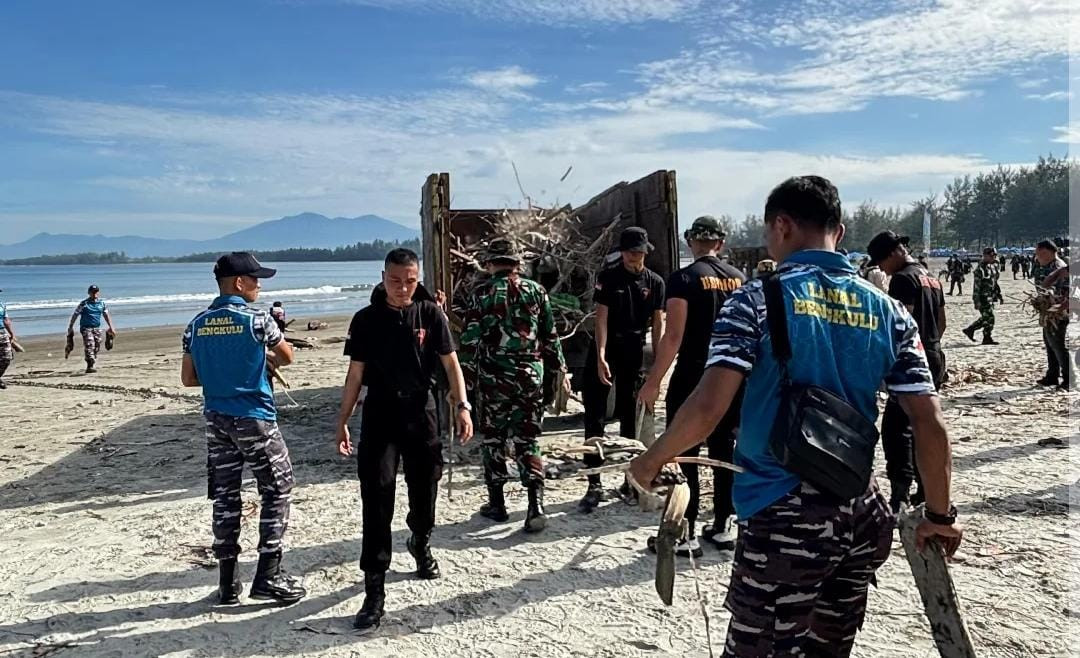 Prajurit Lanal Bengkulu Ikuti Karya Bakti Pembersihan Pantai Zakat, Semarakkan HUT Ke-80 TNI Tahun 2025