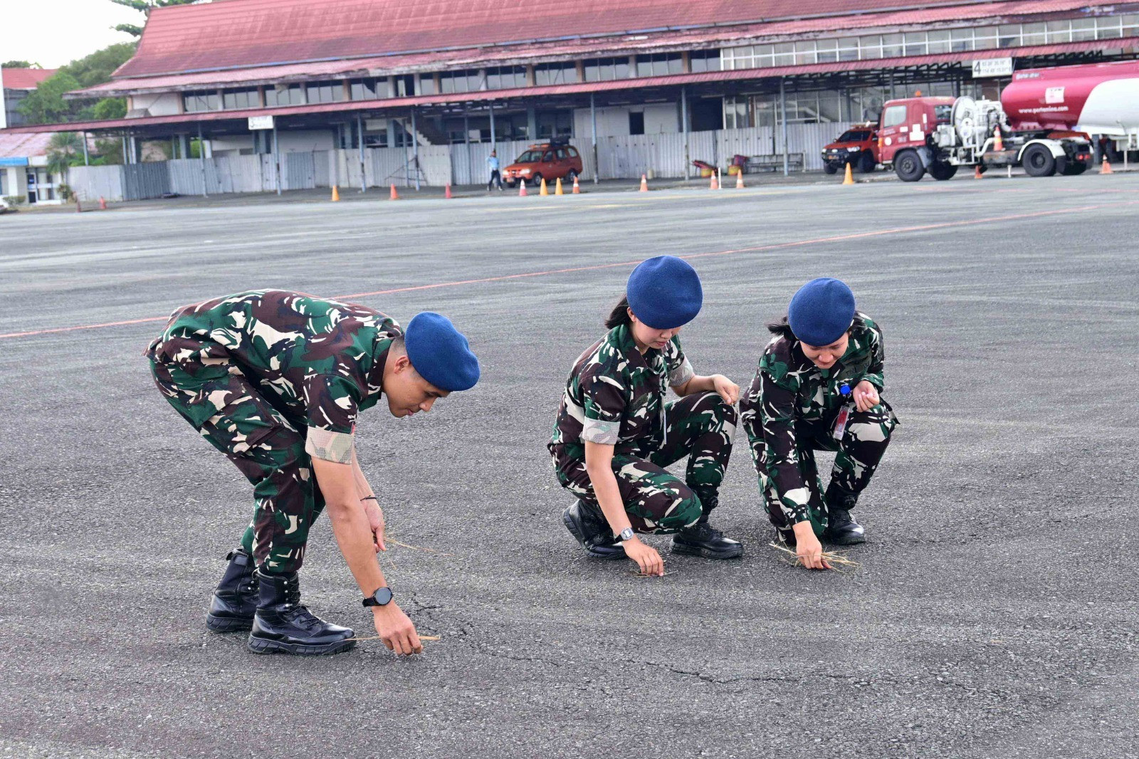 Pastikan Apron Bebas FOD, Personel Lanud Sjamsudin Noor Sisir Benda Asing Jaga Keselamatan Penerbangan Tetap Aman