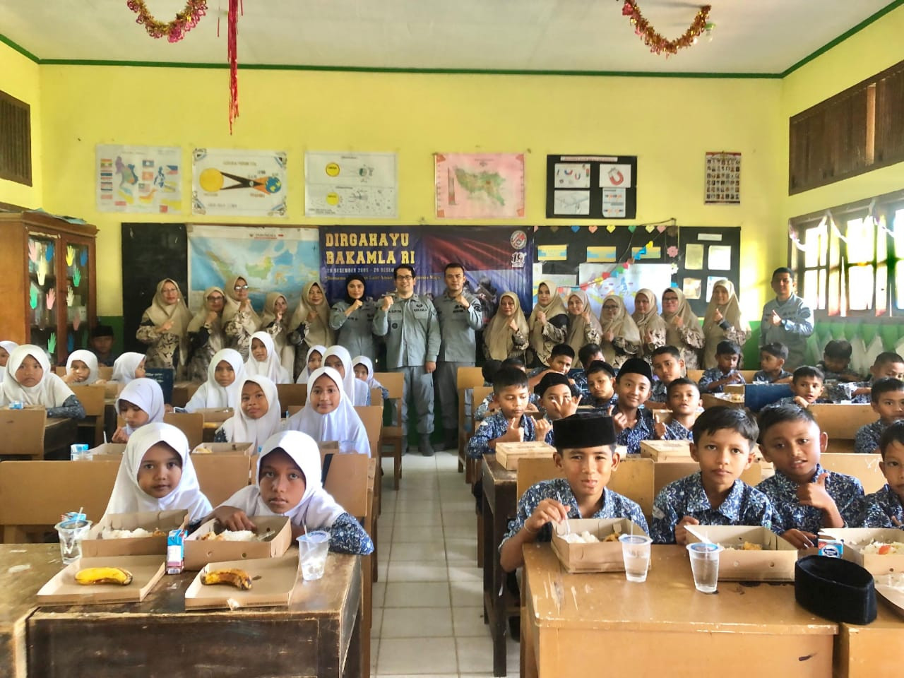 Kepala Bakamla RI Pimpin Makan Siang Bergizi Terhadap 2.500 siswa/i sekolah di seluruh Indonesia