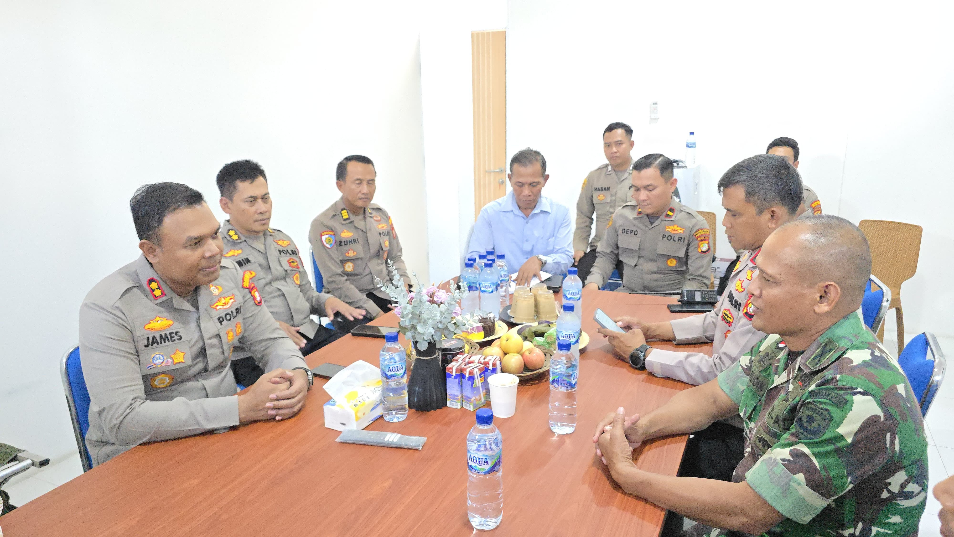 Wakapolres Metro Jakarta Utara Tinjau Langsung Layanan Gizi Gratis untuk Anak Sekolah dan Warga Rentan di Koja