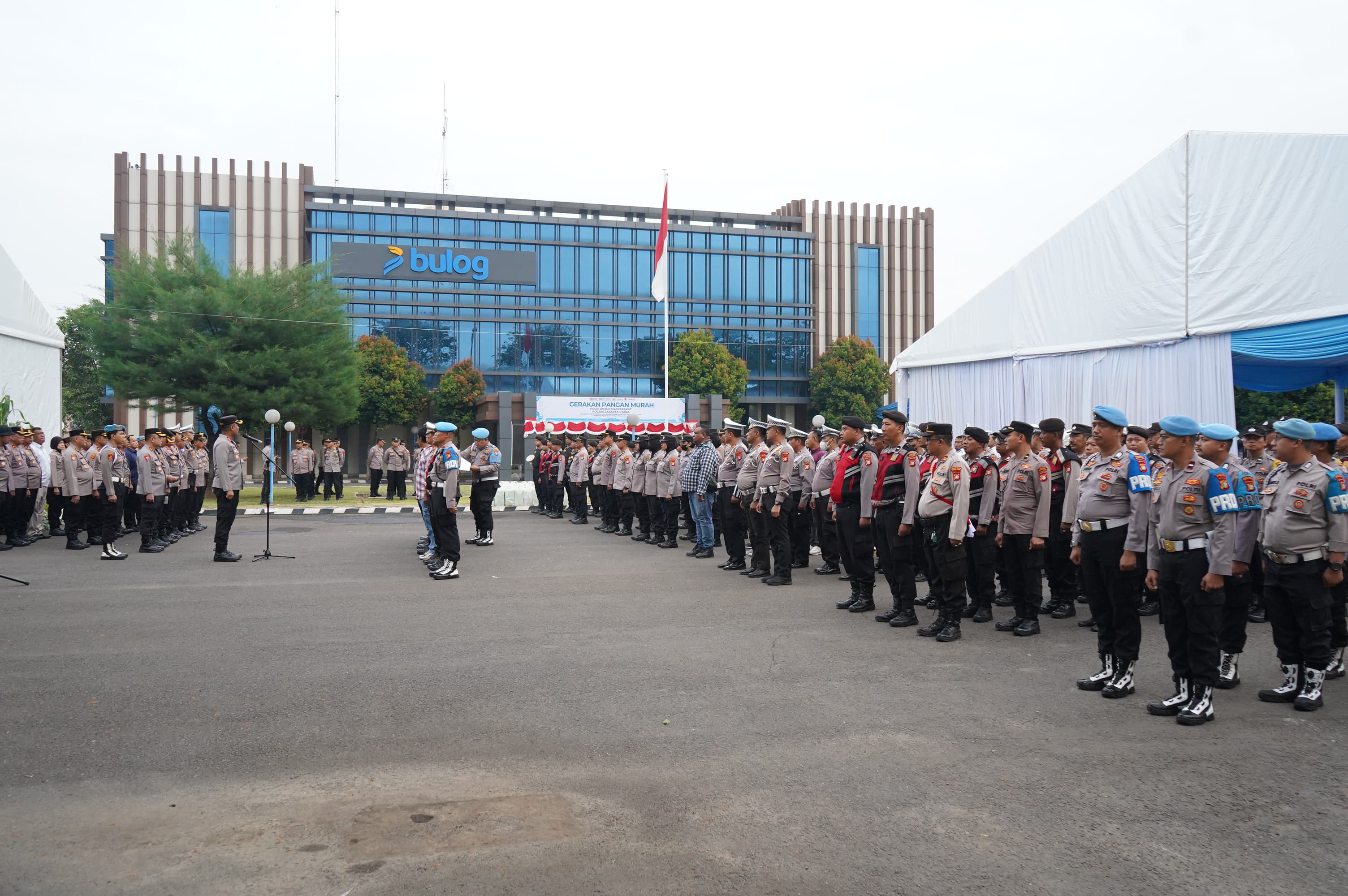 Polri Gelar Apel Pengamanan Gerakan Pangan Murah di Bulog Kelapa Gading