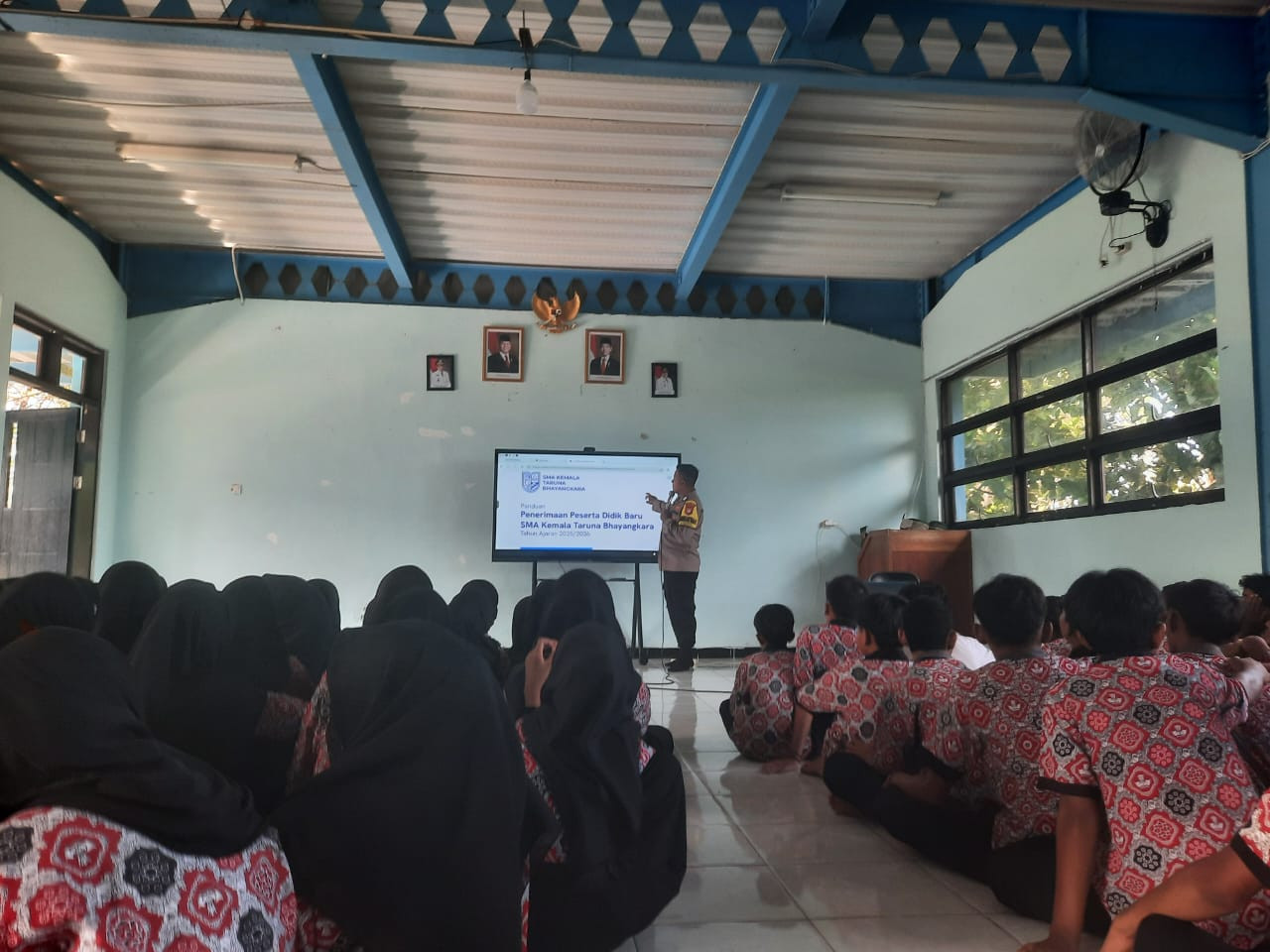 Bhabinkamtibmas Pulau Lancang Kenalkan SMA Kemala Taruna Bhayangkara, Siapkan Generasi Muda Berkarakter Polisi Masa Depan
