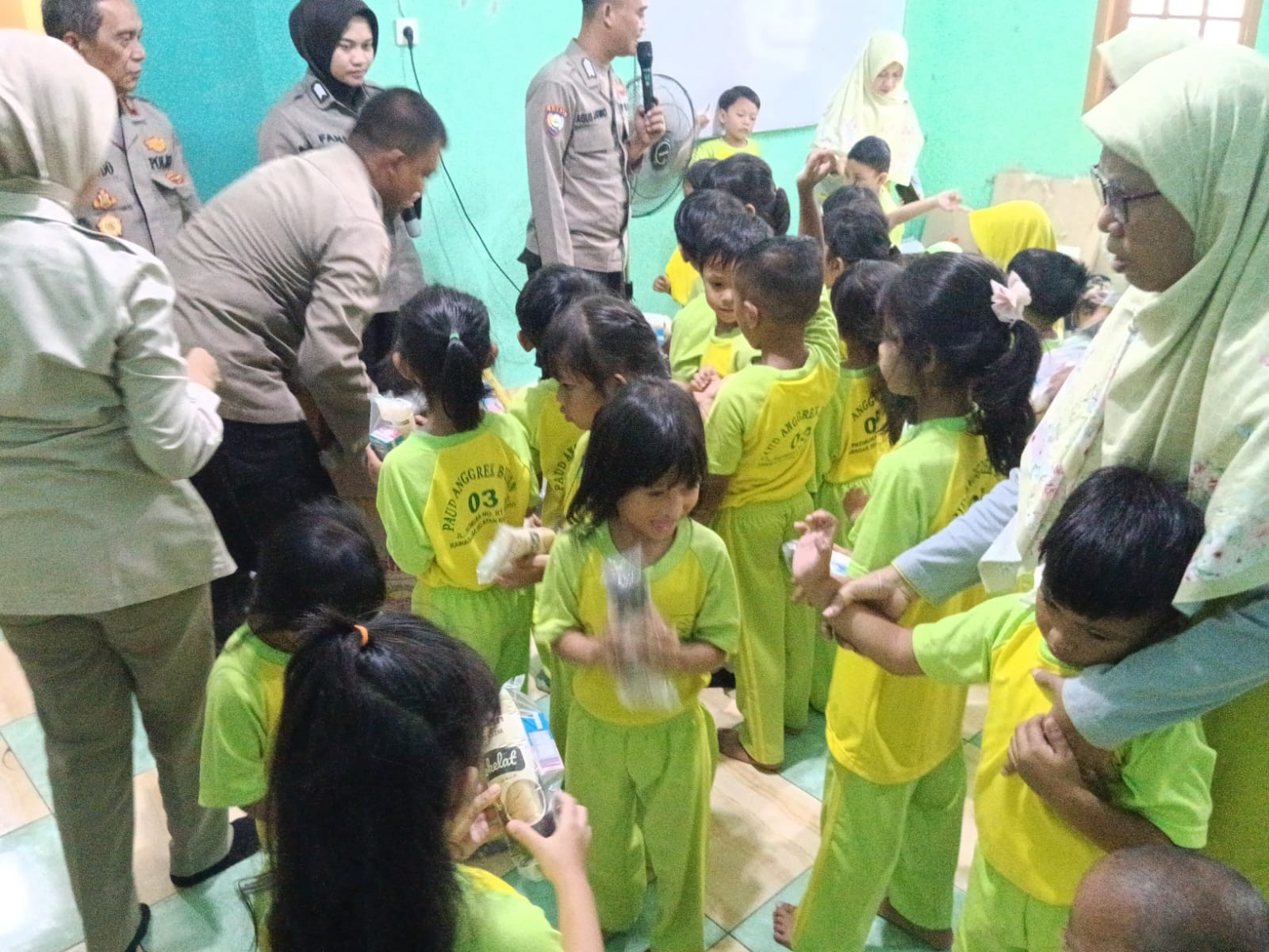 Sat Binmas Polres Metro Jakarta Utara Dekatkan Diri dengan Anak Lewat Program Polisi Sahabat Anak di PAUD Anggrek Bulan 3