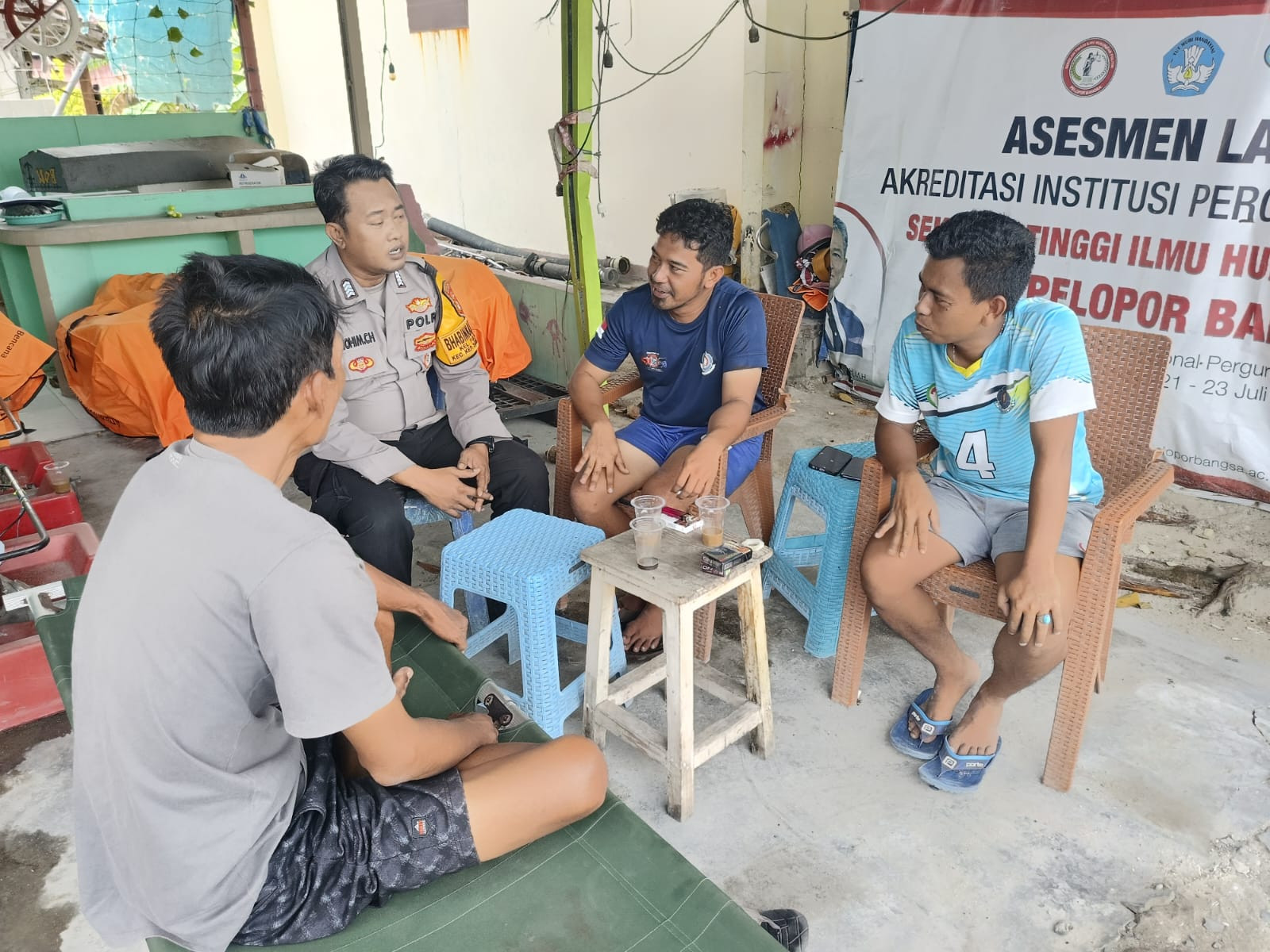 Bhabinkamtibmas Pulau Pari Sambangi Warga, Sosialisasikan Layanan Polri 110 dan Perkuat Kamtibmas