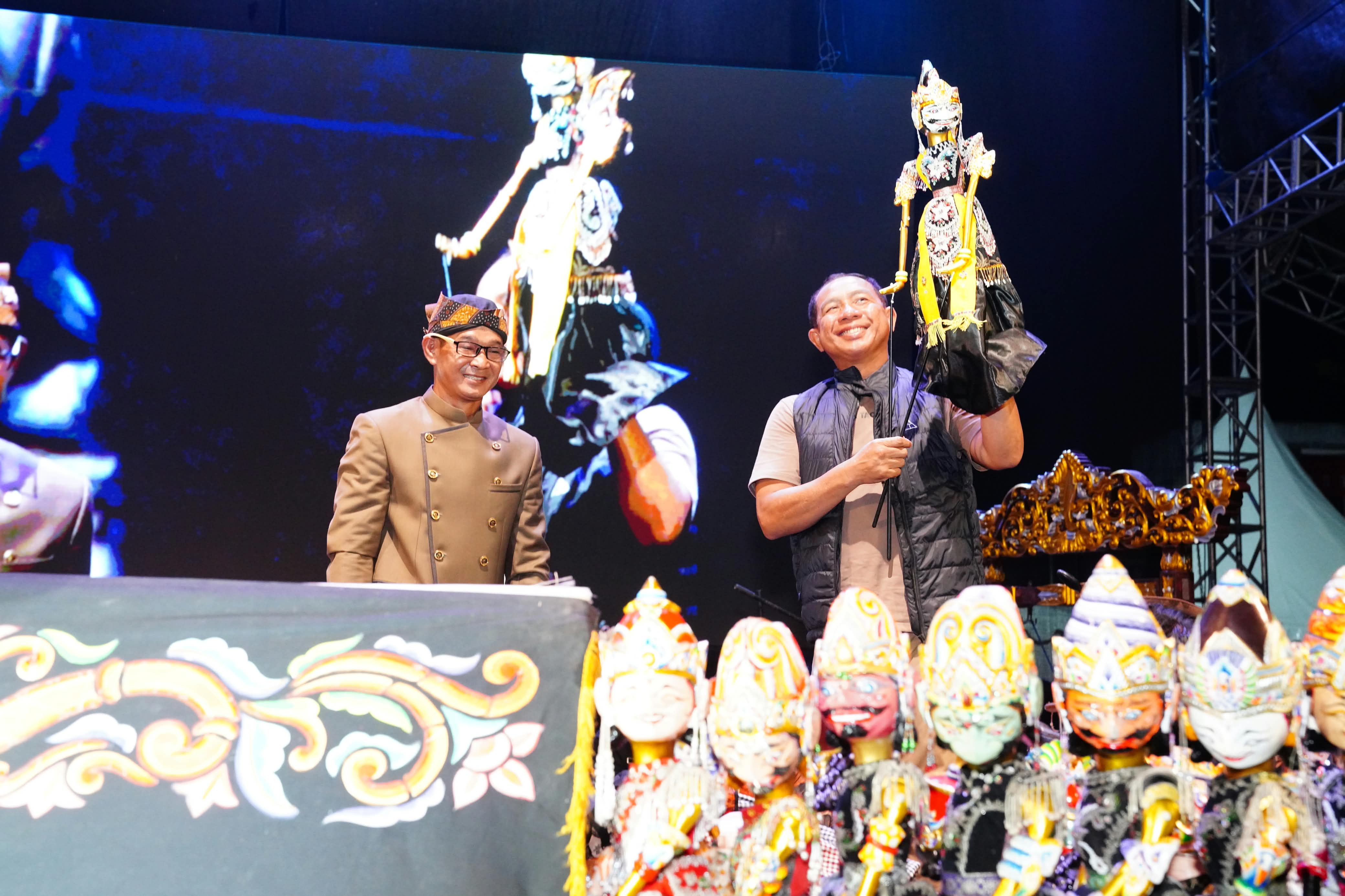 Panglima TNI Hadiri Pagelaran Wayang Golek Ki Dalang Anom Kiki Mardani di Pangandaran