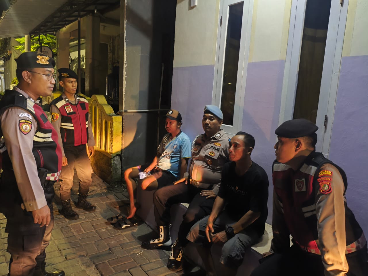 Patroli Gabungan Malam, Polsek Kepulauan Seribu Utara Cegah Guantibmas dan Sosialisasikan Layanan 110