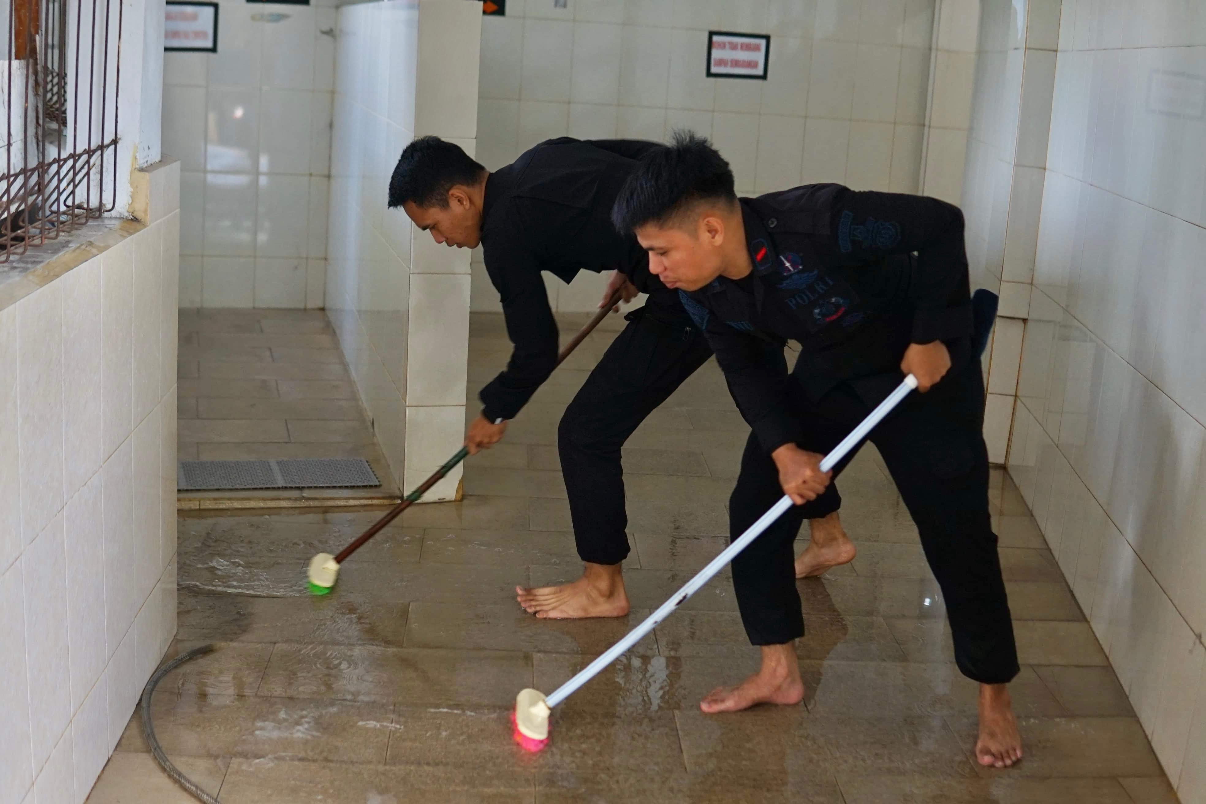 Brimob Polda Metro Jaya Gelar Gotong Royong dan Ngopi Bareng Dengan Warga di Cikini